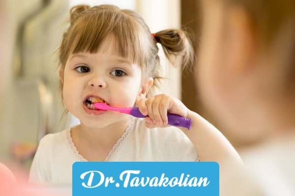 از چه سنی میتوانم از خمیر دندان برای دندان کودک استفاده کنیم؟