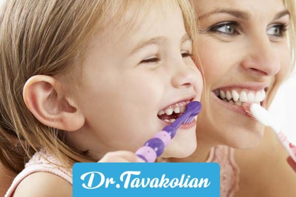 از چه سنی میتوانم از خمیر دندان برای دندان کودک استفاده کنیم؟