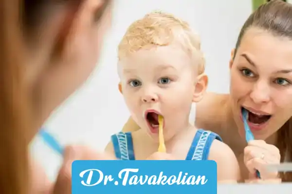 زمان مسواک زدن توسط کودک از چند سالگیست